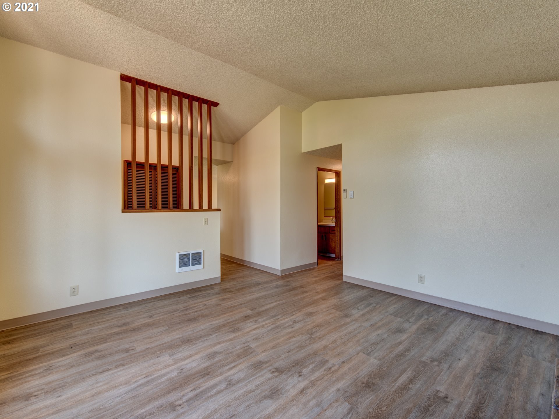 455 Panda Loop Eugene, OR 97401 - Photo 4 of 17 Gallery Image 4