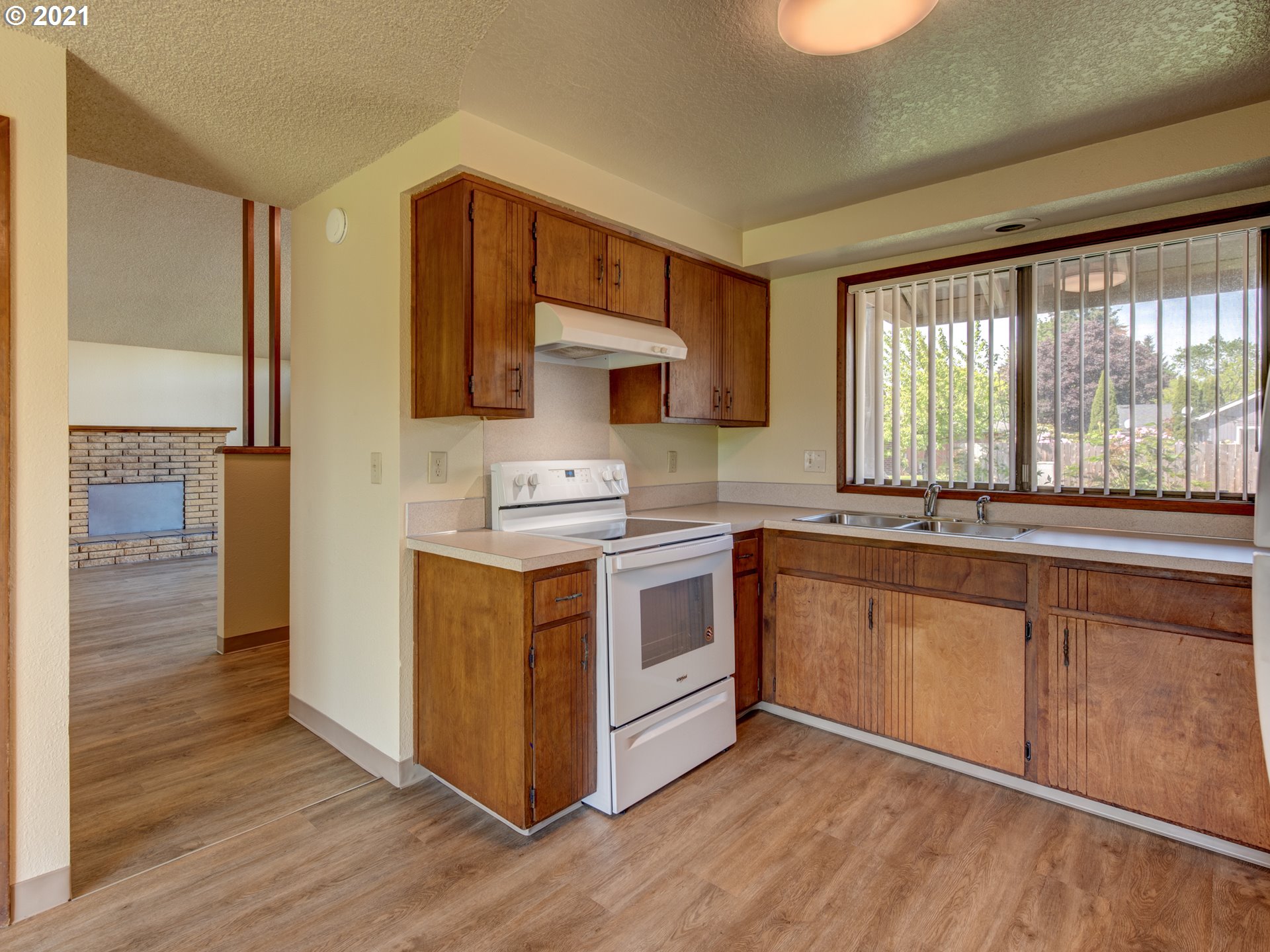 455 Panda Loop Eugene, OR 97401 - Photo 5 of 17 Gallery Image 5