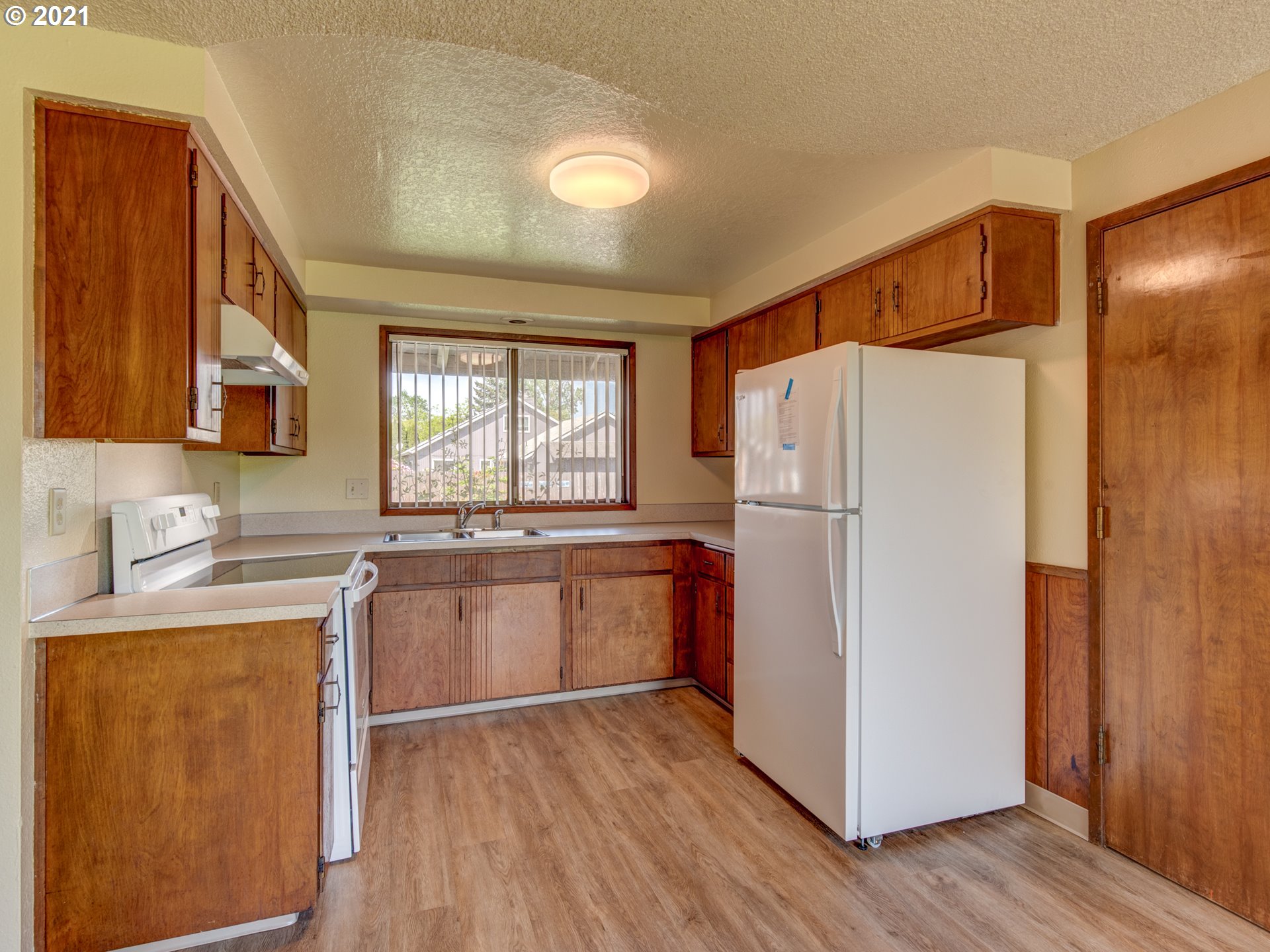 455 Panda Loop Eugene, OR 97401 - Photo 6 of 17 Gallery Image 6