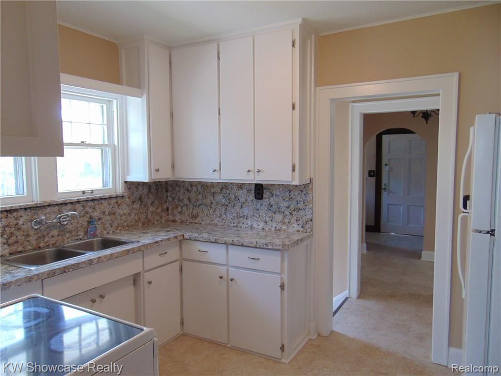 247 Chippewa Road Pontiac, MI 48341 - Photo 3 of 19 010.JPG