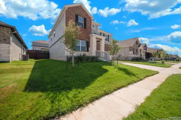 a view of a front of house with a yard