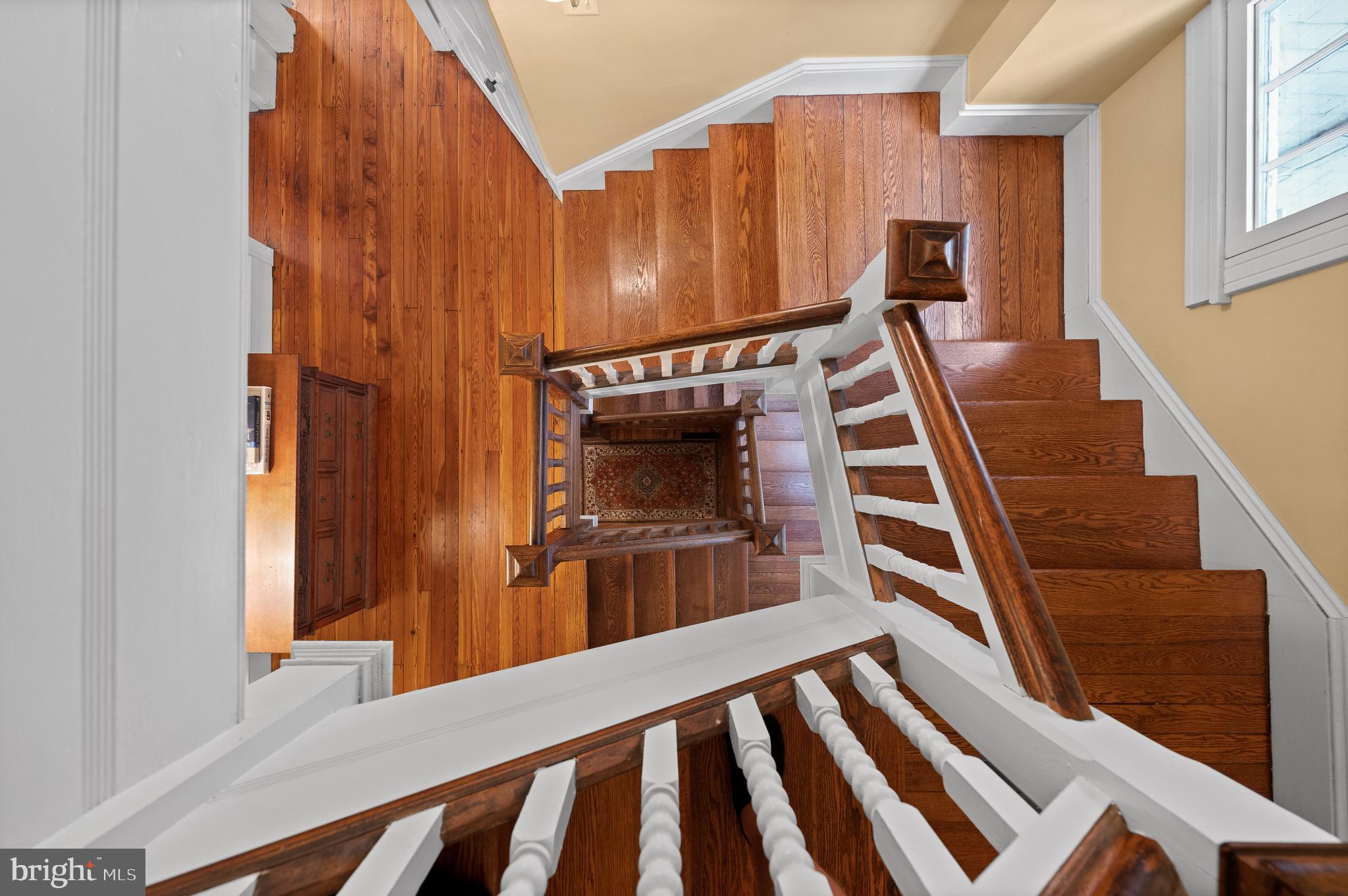 425 Chestnut Lane Wayne, PA 19087 - Photo 31 of 59 Distinctive 3-story staircase