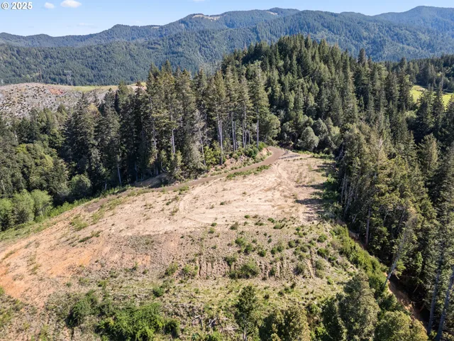 a view of a snow covered with snow