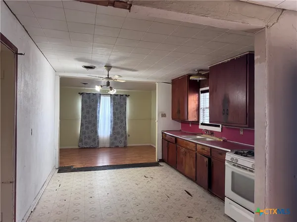 $87,500 | 609 East Sarah Street, Cuero, TX 77954