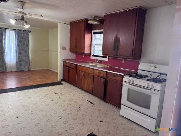 $87,500 | 609 East Sarah Street, Cuero, TX 77954