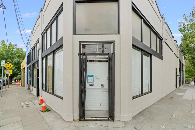 a view of an entryway of the house