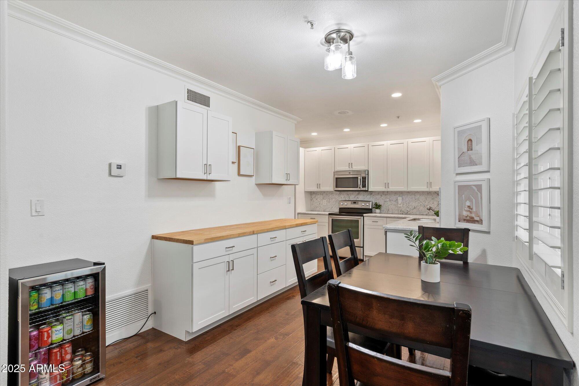 7710 East Gainey Ranch Road, Unit 139 Scottsdale, AZ 85258 - Photo 13 of 38 a view of kitchen with dining table and chairs
