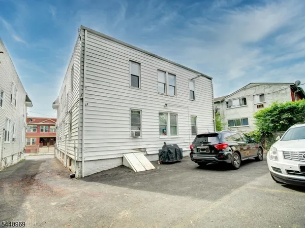 $2,500 | 143 Huntington Terrace, Unit 2R, Newark, NJ 07112