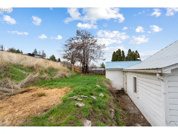 a view of a backyard