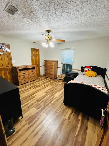 a view of house with garden