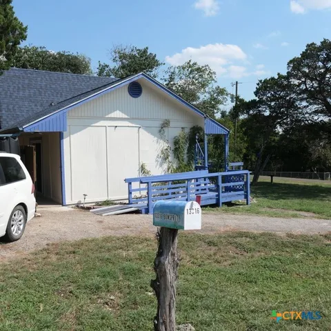 a view of a house with backyard