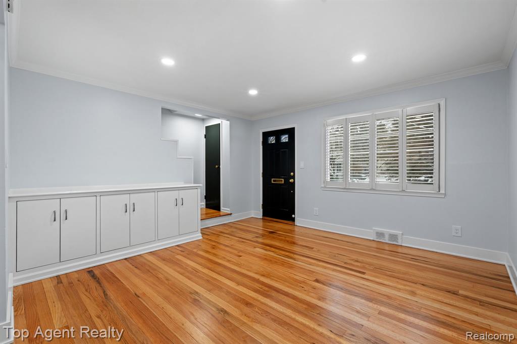 1724 Graefield Road Birmingham, MI 48009 - Photo 4 of 26