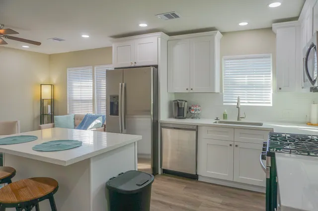 $1,250 | 3703 Market Street, Unit 2, Houston, TX 77020