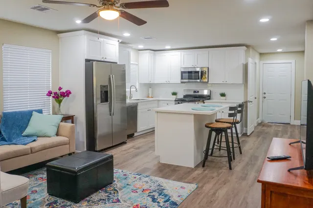 $1,250 | 3703 Market Street, Unit 2, Houston, TX 77020