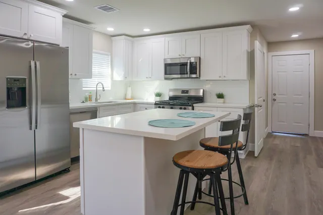 $1,250 | 3703 Market Street, Unit 2, Houston, TX 77020