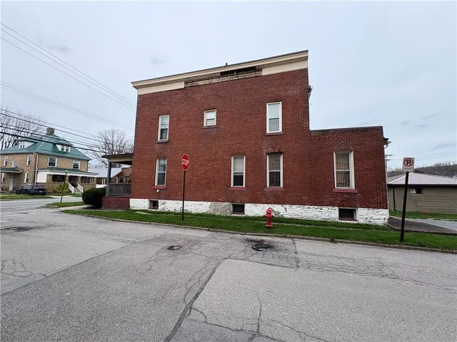 a brick building that has a lots of windows in it
