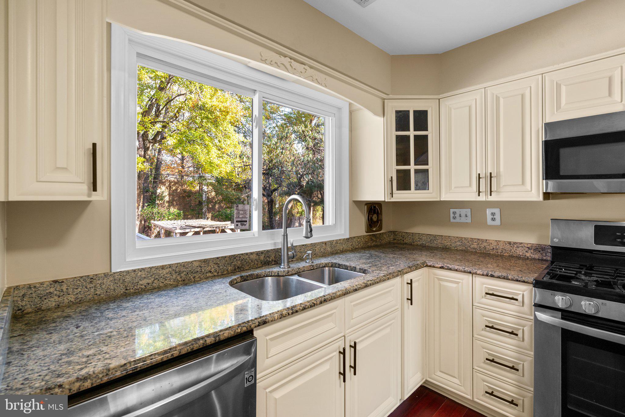 9313 Millbrook Road Ellicott City, MD 21042 - Photo 9 of 39 Kitchen