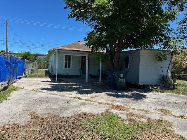 1001 South Alameda Street Corpus Christi, TX 78404 - Photo 3 of 8 a backyard of a house with shaded area