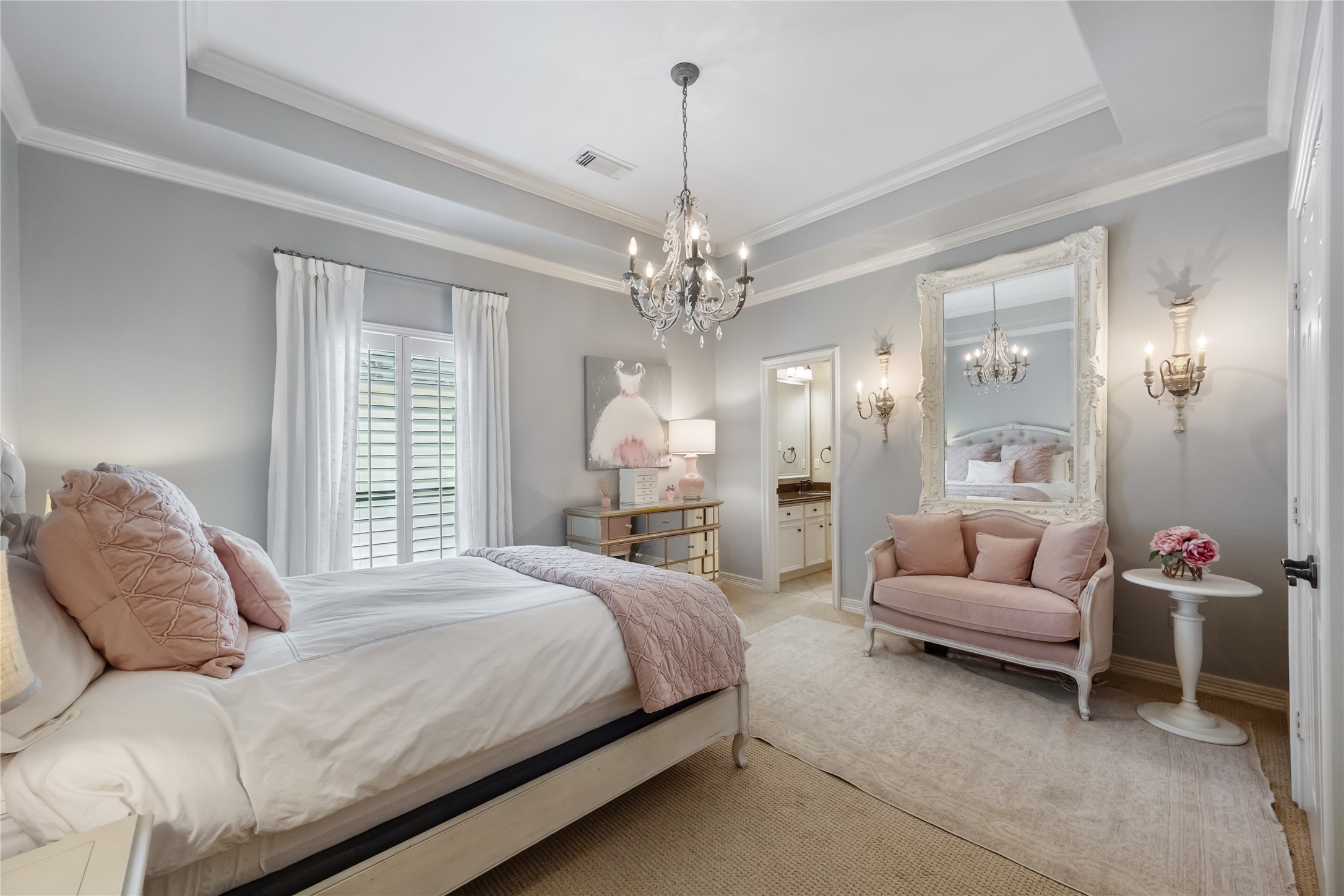 802 Anderson Street Bellaire, TX 77401 - Photo 22 of 36 The secondary bedroom is a great size and is attached to a Hollywood bath that shares its space with another secondary bedroom.