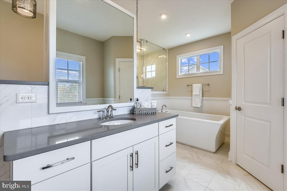 40789 Foxtail Fields Drive Aldie, VA 20105 - Photo 18 of 63 Master bath