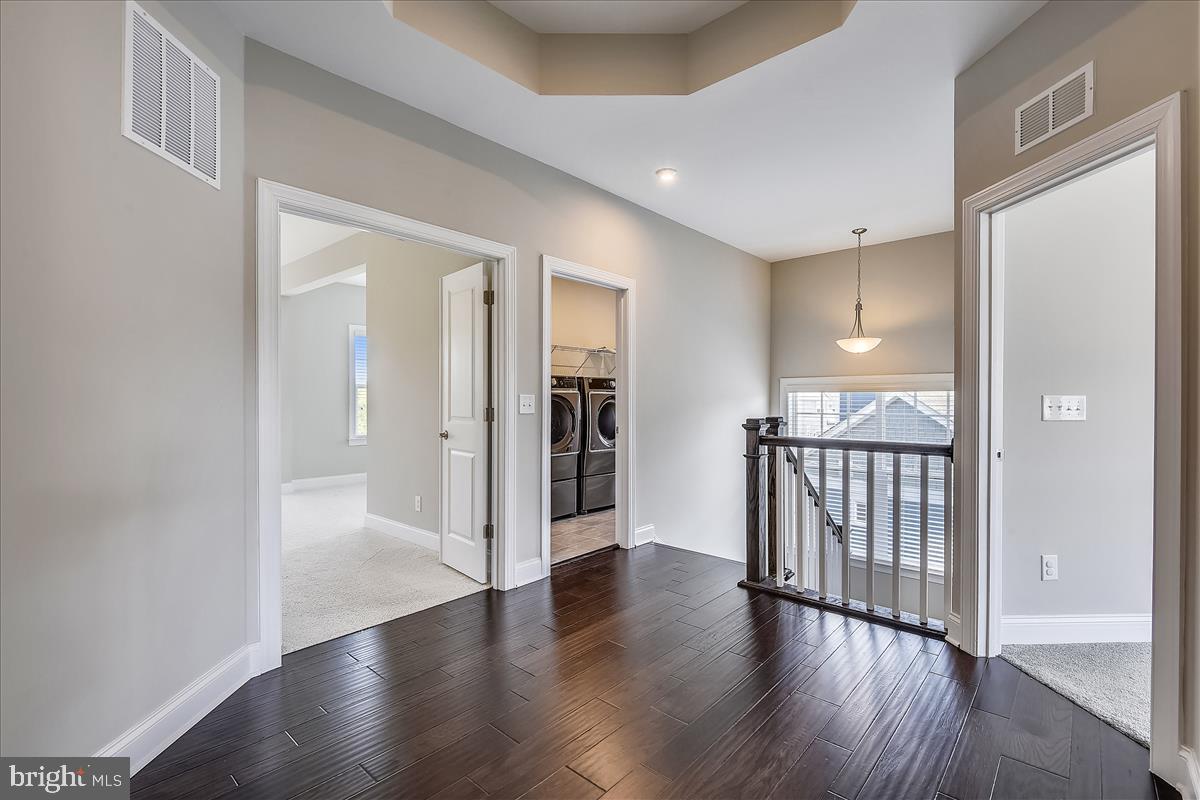 40789 Foxtail Fields Drive Aldie, VA 20105 - Photo 27 of 63 Upper level hallway