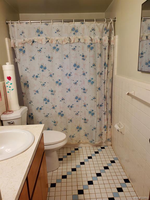 2370 Rolandale Street West Bloomfield, MI 48324 - Photo 9 of 12