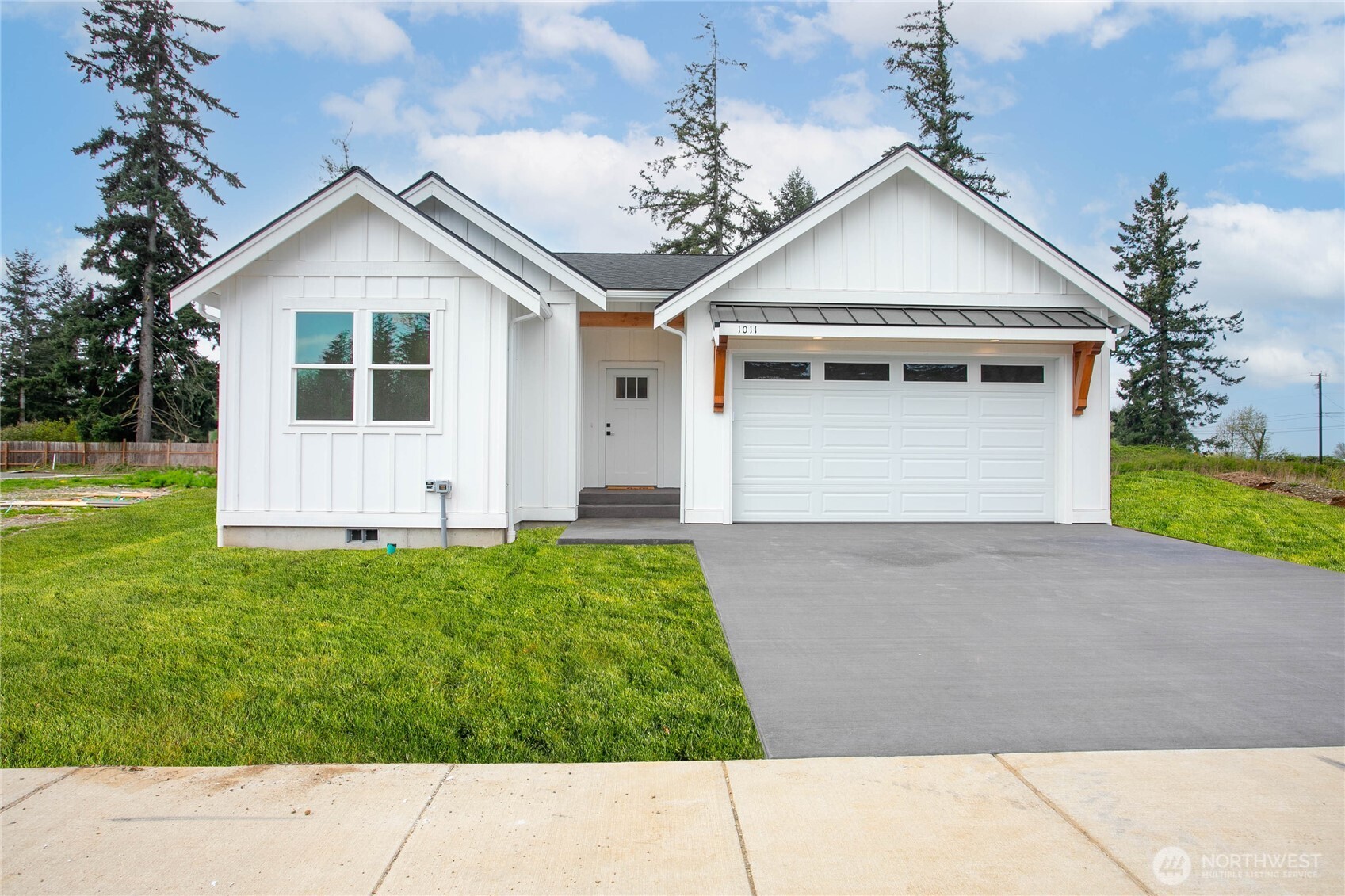 412 West 4th Street Everson, WA 98247 - Photo 2 of 31 a front view of a house with a yard and garage