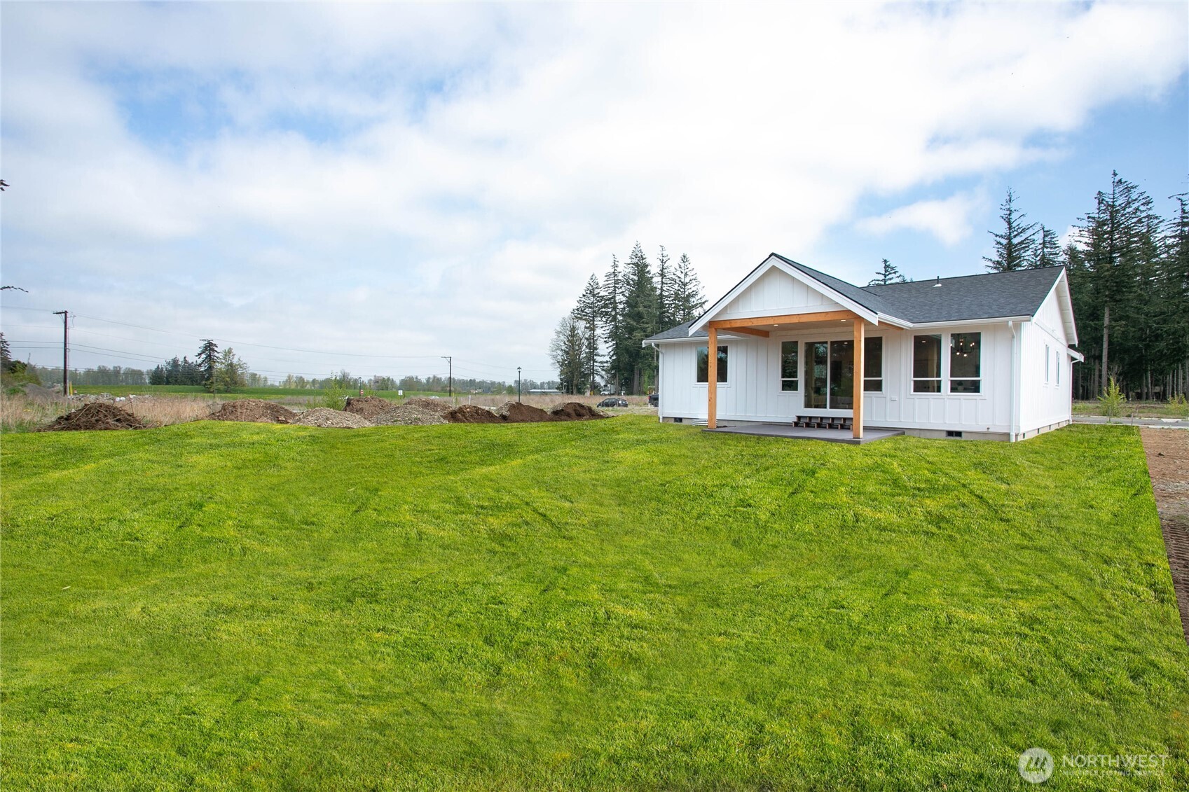 412 West 4th Street Everson, WA 98247 - Photo 3 of 31 a front view of a house with garden