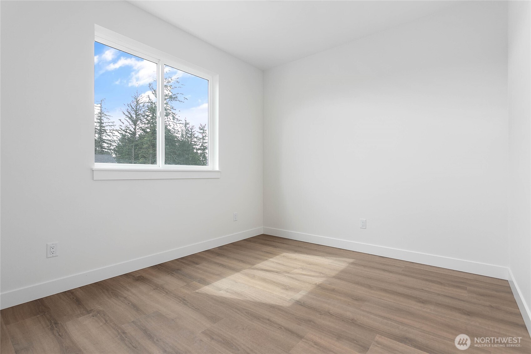 412 West 4th Street Everson, WA 98247 - Photo 7 of 31 an empty room with a window