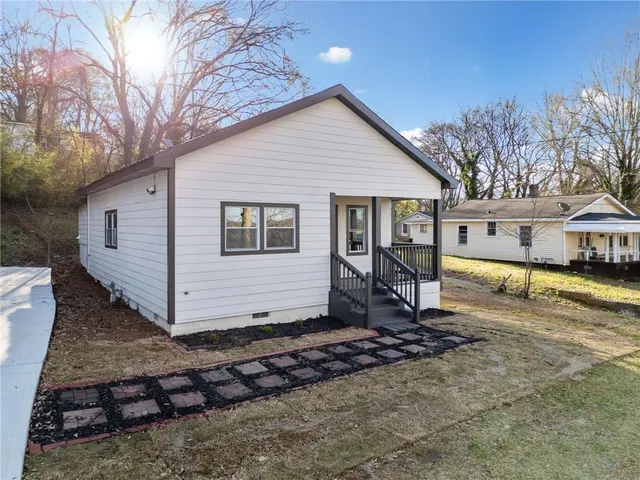 a view of a house with a yard