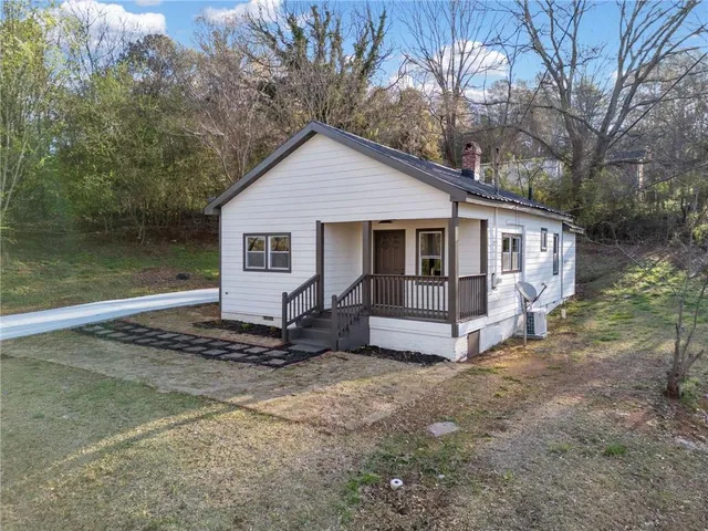 a view of a house with a yard