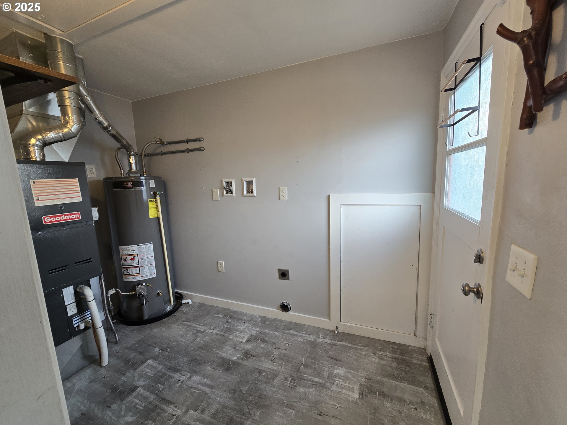 210 Southwest 3rd Street Hermiston, OR 97838 - Photo 17 of 24 a view of empty room with wooden floor and fan
