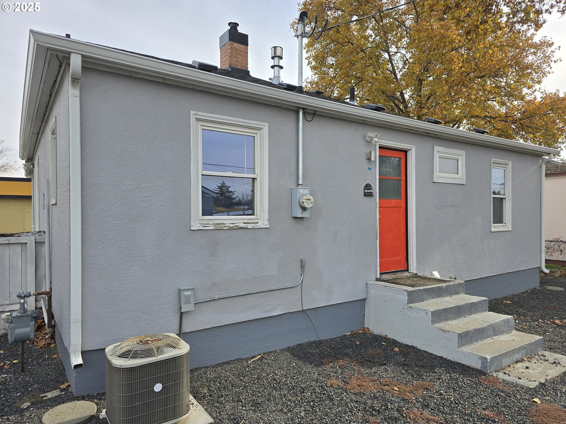 210 Southwest 3rd Street Hermiston, OR 97838 - Photo 5 of 24 a view of a backyard of the house