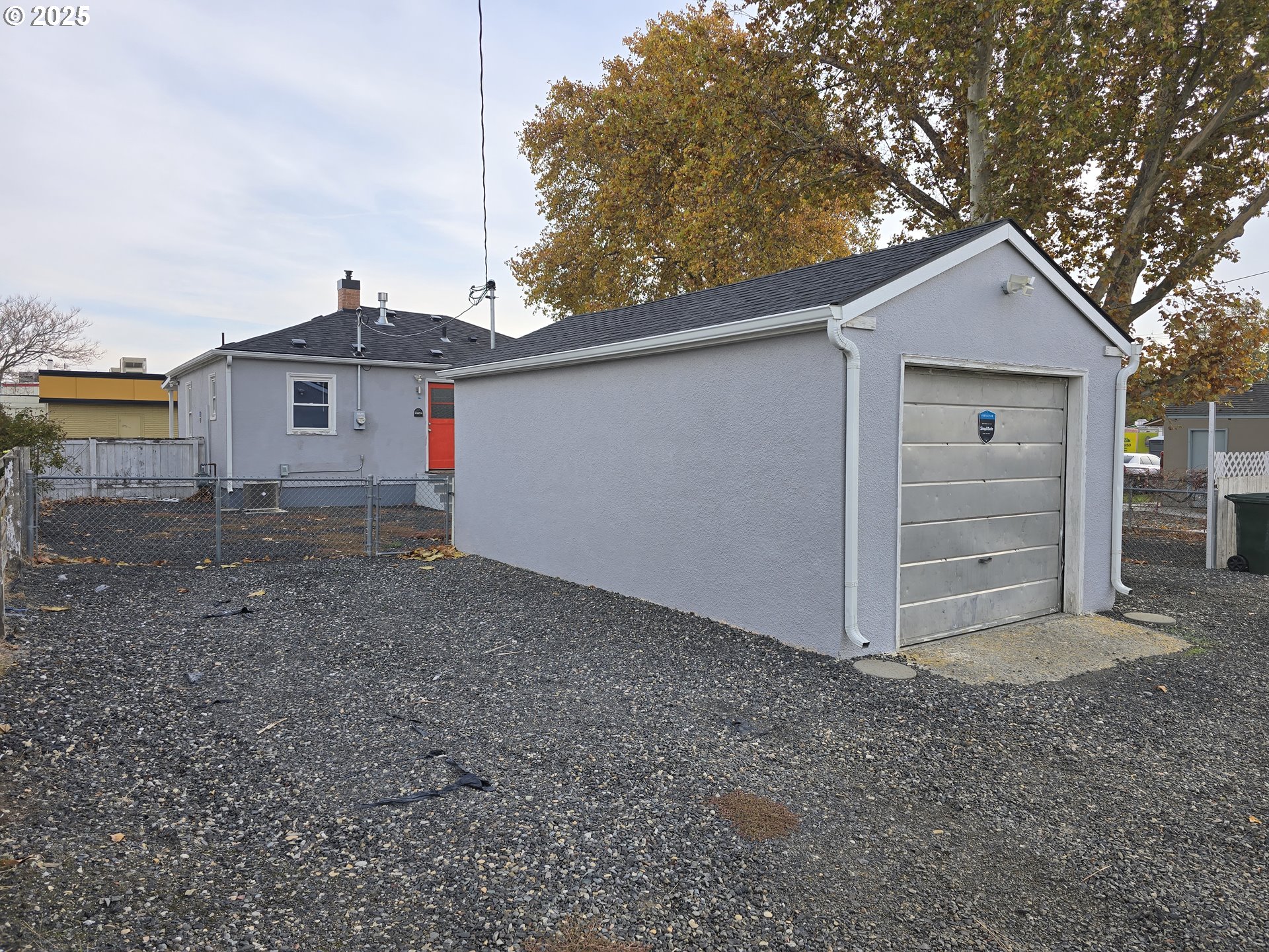 210 Southwest 3rd Street Hermiston, OR 97838 - Photo 8 of 24 a view of a house with a yard