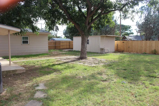 a view of a backyard