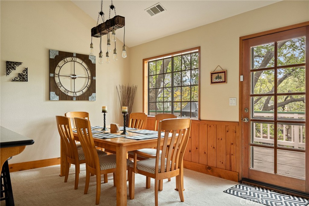 1108 Grass Valley Road Lake Arrowhead, CA 92352 - Photo 29 of 70 Dining area