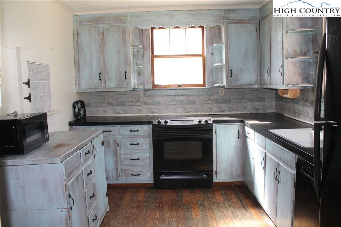 337 Bells View Lane Purlear, NC 28665 - Photo 2 of 16 Gallery Image 2