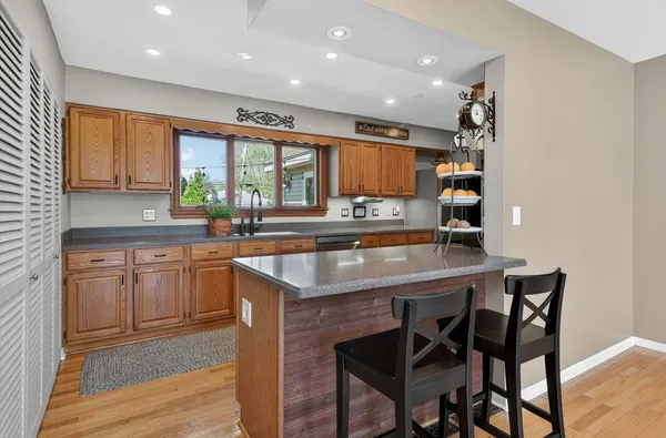 $675,000 | 700 East Turner Avenue, Roselle, IL 60172