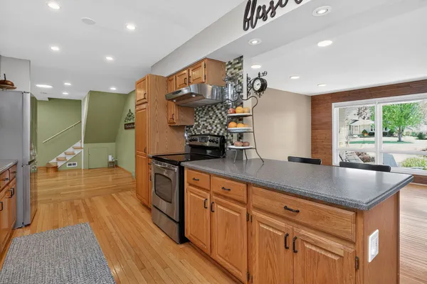 $675,000 | 700 East Turner Avenue, Roselle, IL 60172
