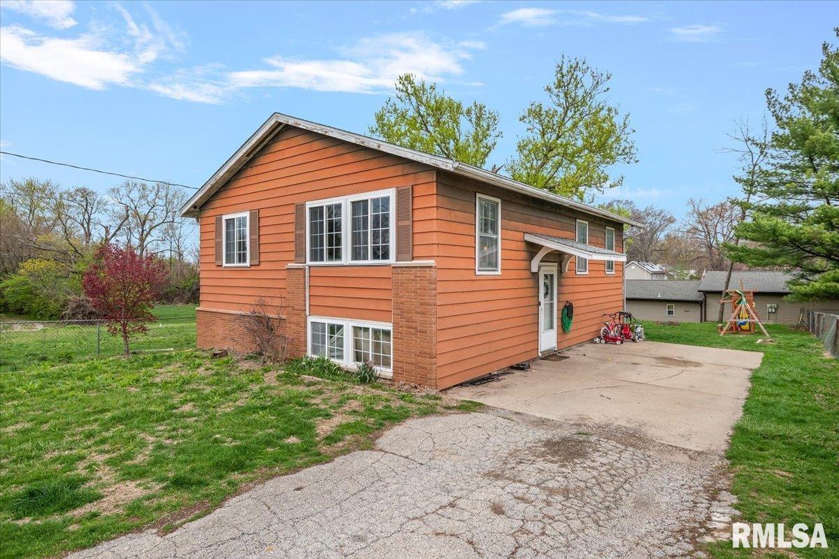 105 East Mill Street Rochester, IL 62563 - Photo 1 of 21