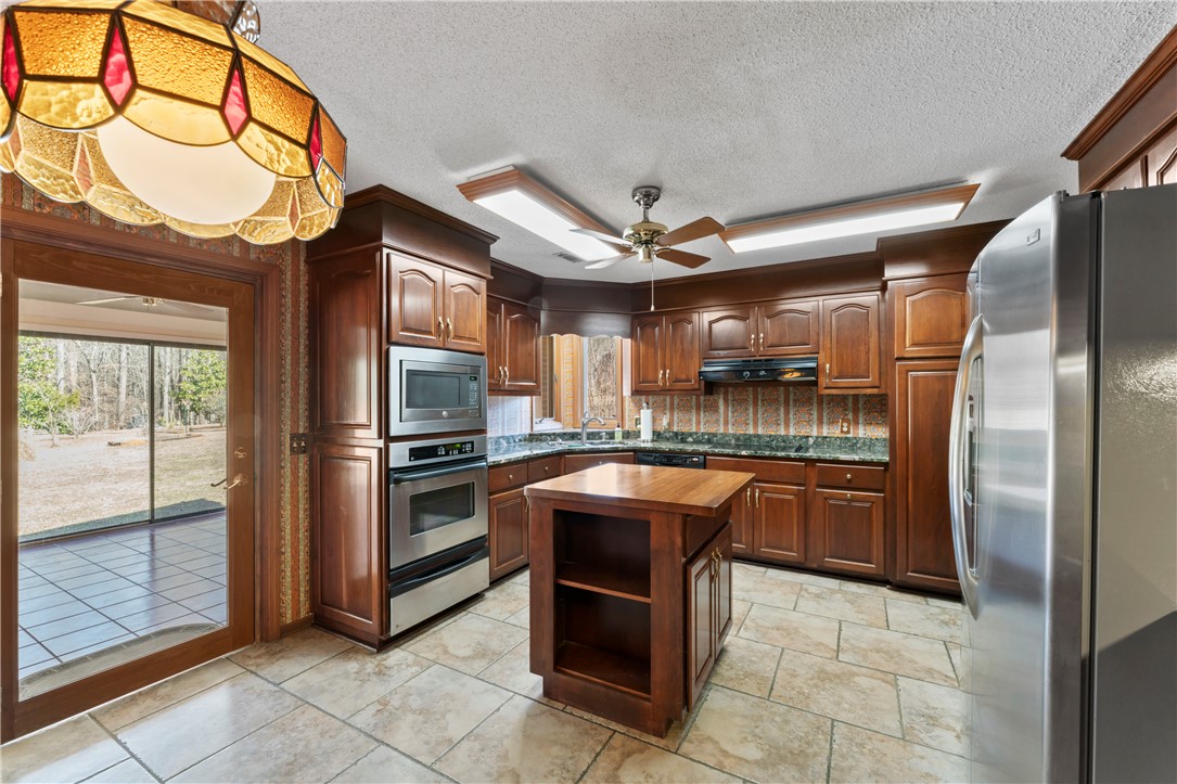 501 Westminster Drive Pendleton, SC 29670 - Photo 11 of 50 Kitchen offers Wall oven, Microwave and Warming Drawer !