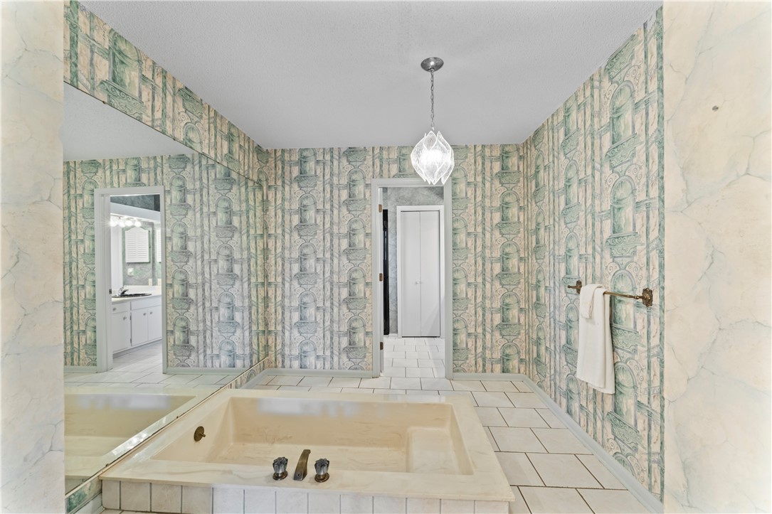 501 Westminster Drive Pendleton, SC 29670 - Photo 30 of 50 Tub area leads to second Bathroom compartment with second sink, Toilet and Shower