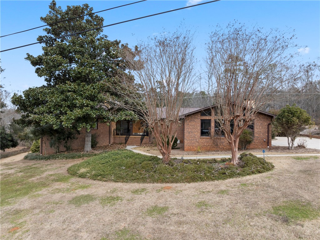 501 Westminster Drive Pendleton, SC 29670 - Photo 3 of 50 A welcoming front exterior offers mature landscaping.