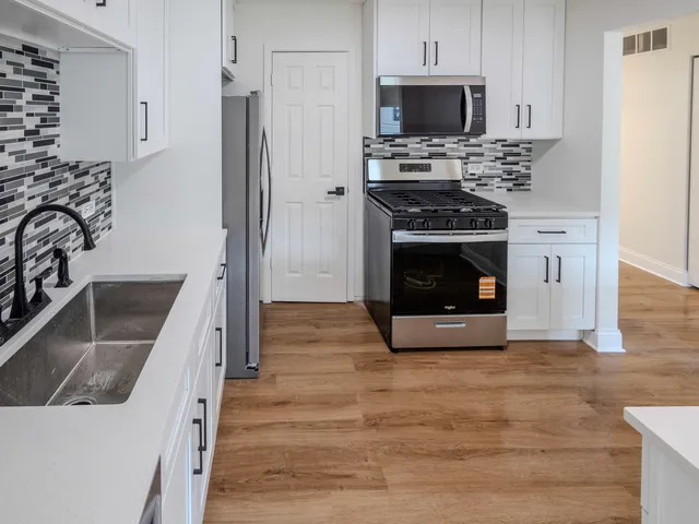 $296,000 | 25 Illinois Avenue, Unit M1, Schaumburg, IL 60193