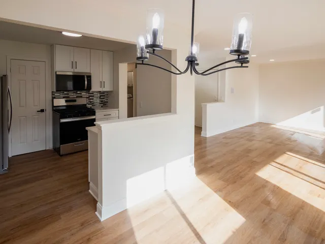 $296,000 | 25 Illinois Avenue, Unit M1, Schaumburg, IL 60193