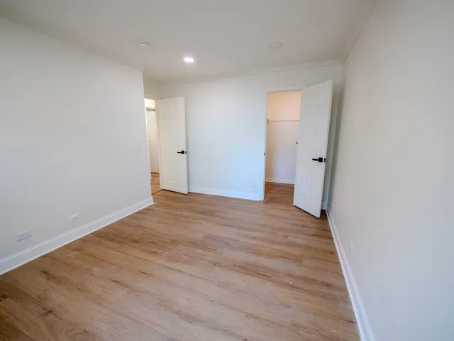 $296,000 | 25 Illinois Avenue, Unit M1, Schaumburg, IL 60193