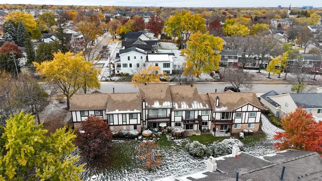 $296,000 | 25 Illinois Avenue, Unit M1, Schaumburg, IL 60193