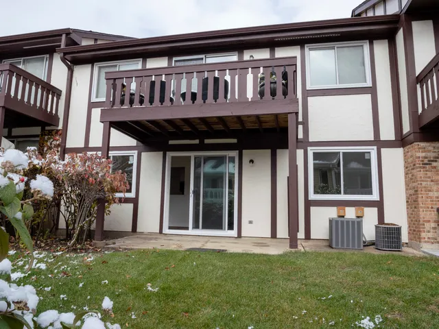 $296,000 | 25 Illinois Avenue, Unit M1, Schaumburg, IL 60193