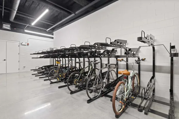 $2,420 | 948 West Sunnyside Avenue, Unit 303, Chicago, IL 60640