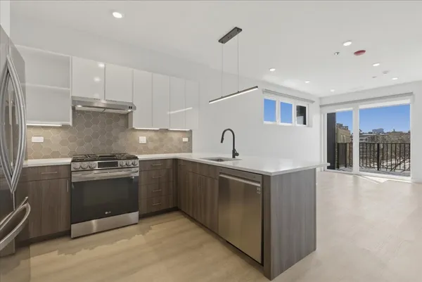 $2,420 | 948 West Sunnyside Avenue, Unit 303, Chicago, IL 60640